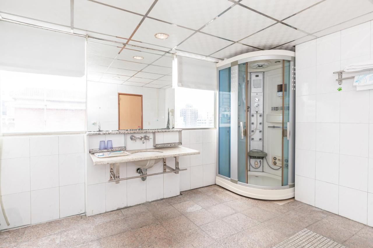 Yi Pin Business Hotel Таоуан Екстериор снимка