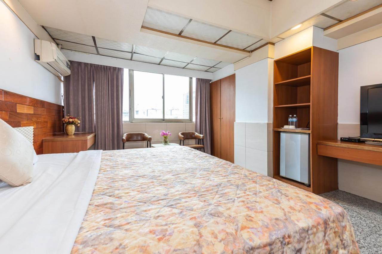 Yi Pin Business Hotel Таоуан Екстериор снимка