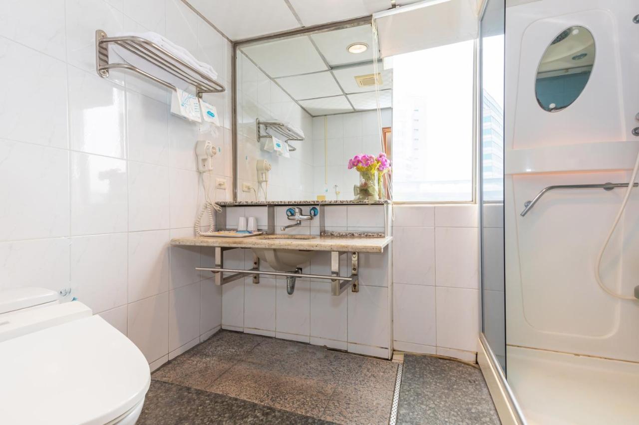 Yi Pin Business Hotel Таоуан Екстериор снимка