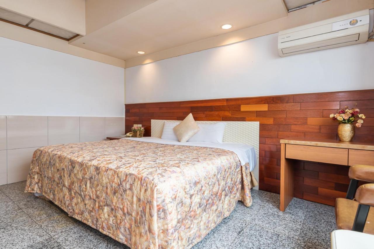 Yi Pin Business Hotel Таоуан Екстериор снимка